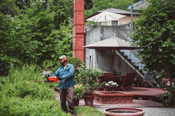 Heckenschere ECHT-58VAL mit 2 AH Akku und Schnellladegerät